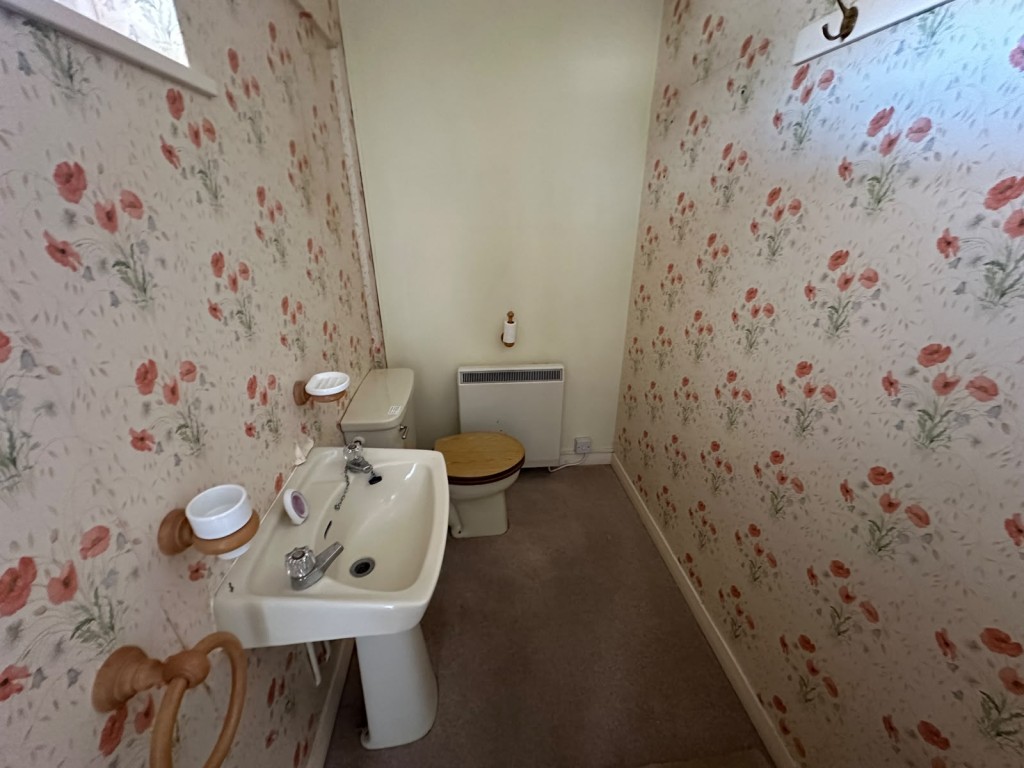 Lot: 6 - BALCONY FLAT OVERLOOKING DEVONSHIRE PARK TENNIS COURTS - Flat WC with hand basin & heater